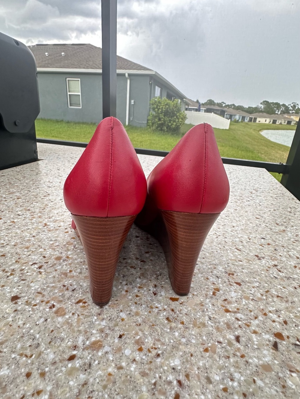 Tory Burch Red Leather Peep-Toe Heels with Gold Medallion size 10 - Picture 4 of 9